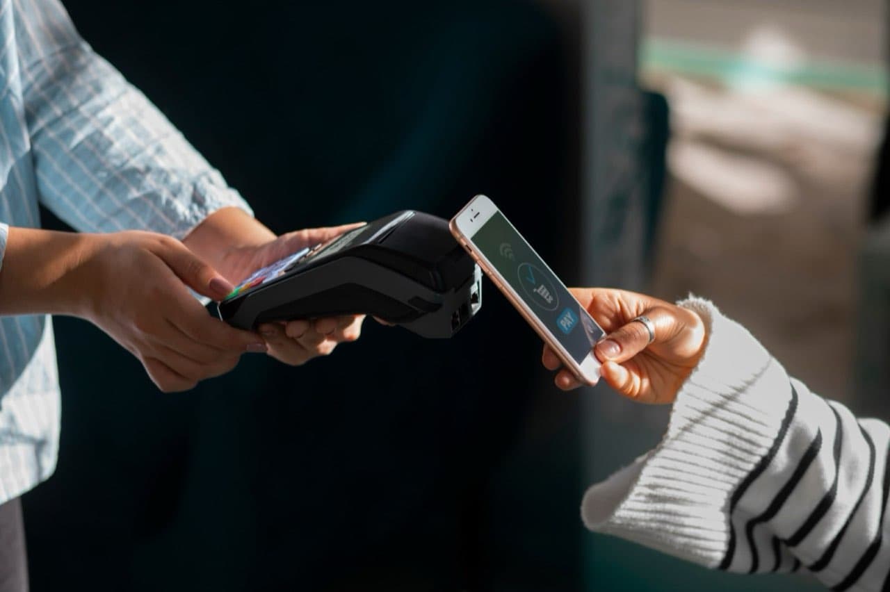 Recepce hotelu · host platí mobilem na NEXGO terminálu · Mo.one Hub Resort PMS